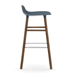 Taburete de bar Form Chair con patas de nogal, azul