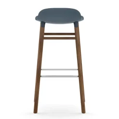Taburete de bar Form Chair con patas de nogal, azul