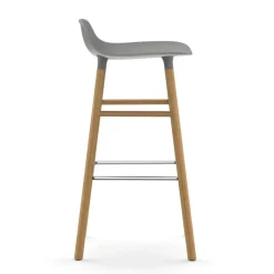 Taburete de bar Form Chair con patas de roble, gris