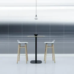 Taburete de bar Form Chair con patas de roble, gris