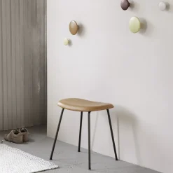 Taburete Fiber, Dusty green, patas de madera barnizadas en marrón oscuro