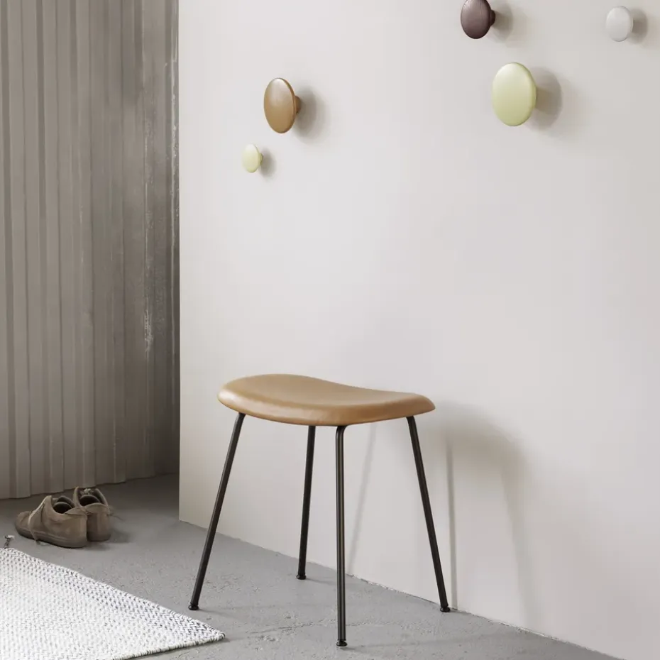 Taburete Fiber, Dusty green, patas de madera barnizadas en marrón oscuro