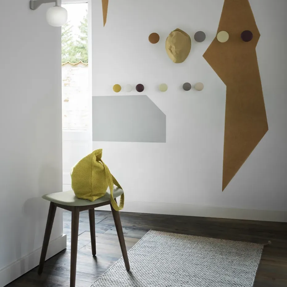 Taburete Fiber, Dusty green, patas de madera barnizadas en marrón oscuro