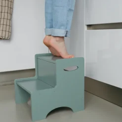 Taburete infantil Step Up, Verde oliva