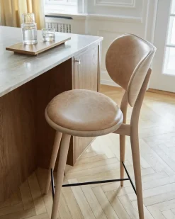 Taburete Mater High Stool Backrest bajo, piel natural, base de roble lacado mate