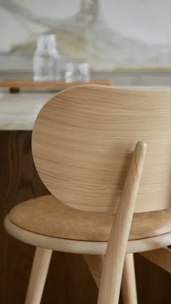 Taburete Mater High Stool Backrest bajo, piel natural, base de roble lacado mate