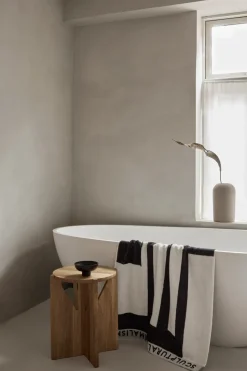 Taburete Simple Ø36 cm, Roble lacado en tono cálido