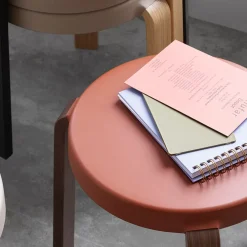 Taburete Tap, Black, patas de roble en negro