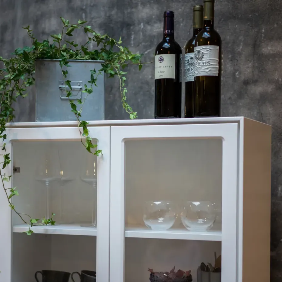 Vitrina Volt 190 cm lacado blanco, Detalles en acero inoxidable